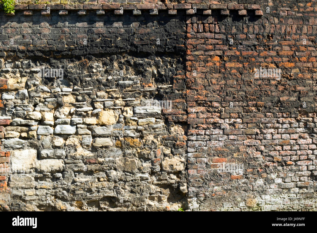 Vecchio trascurato la pietra e muro di mattoni full frame texture di sfondo Foto Stock