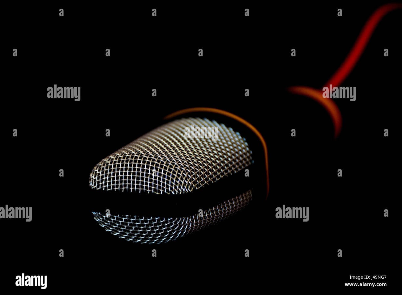 Microfono per la registrazione vocale su personal computer su sfondo nero Foto Stock