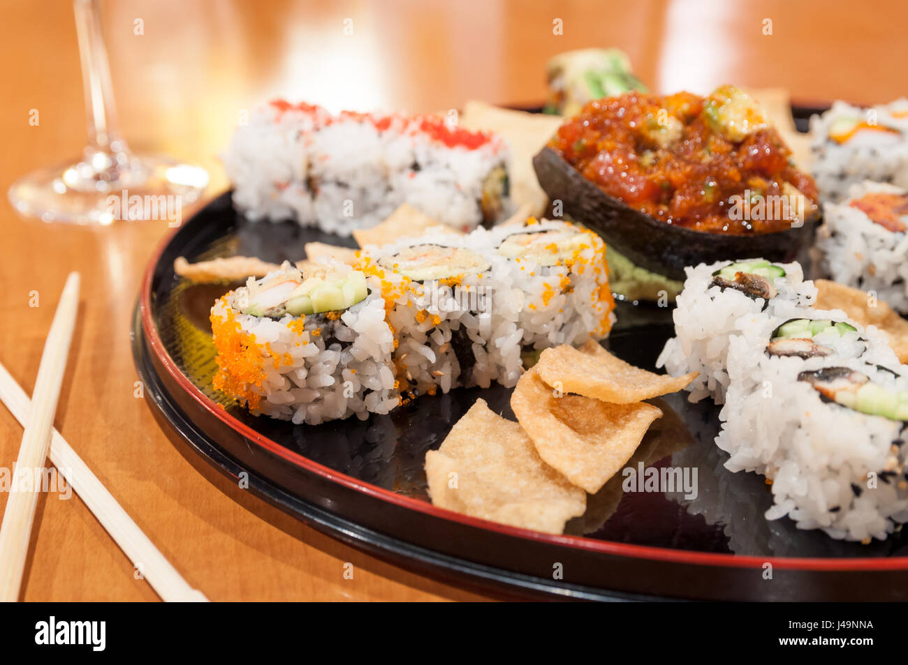 Un grande piatto di sushi, servita su un piatto rotondo con tartare di  tonno nel centro e disegni le patatine Foto stock - Alamy