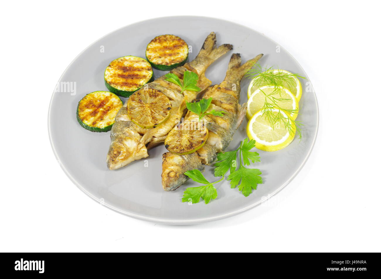 La frittura di pesce con verdure sulla piastra Foto Stock