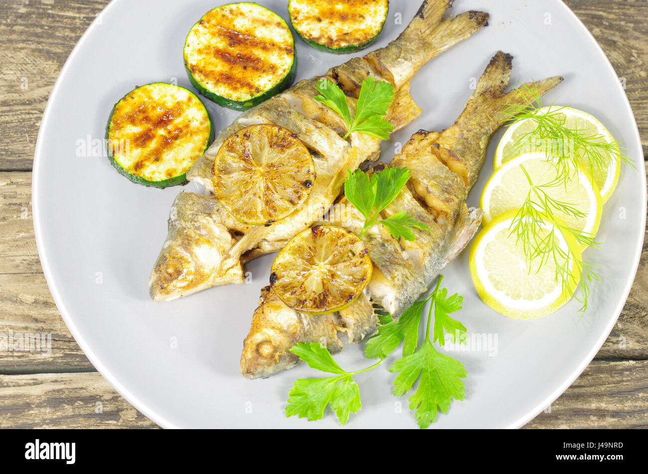 La frittura di pesce con verdure sulla piastra Foto Stock