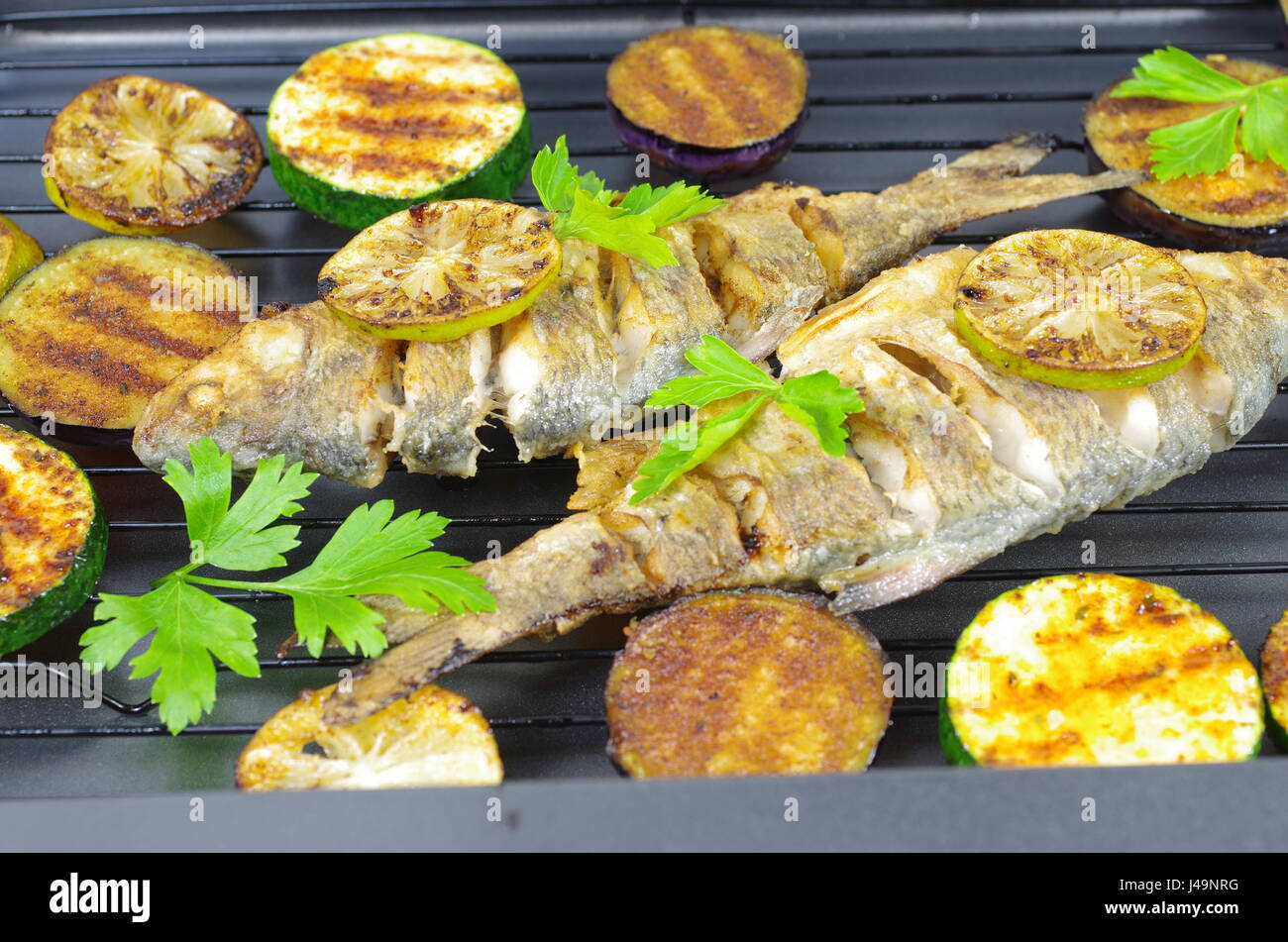 La frittura di pesce con verdure alla griglia Foto Stock