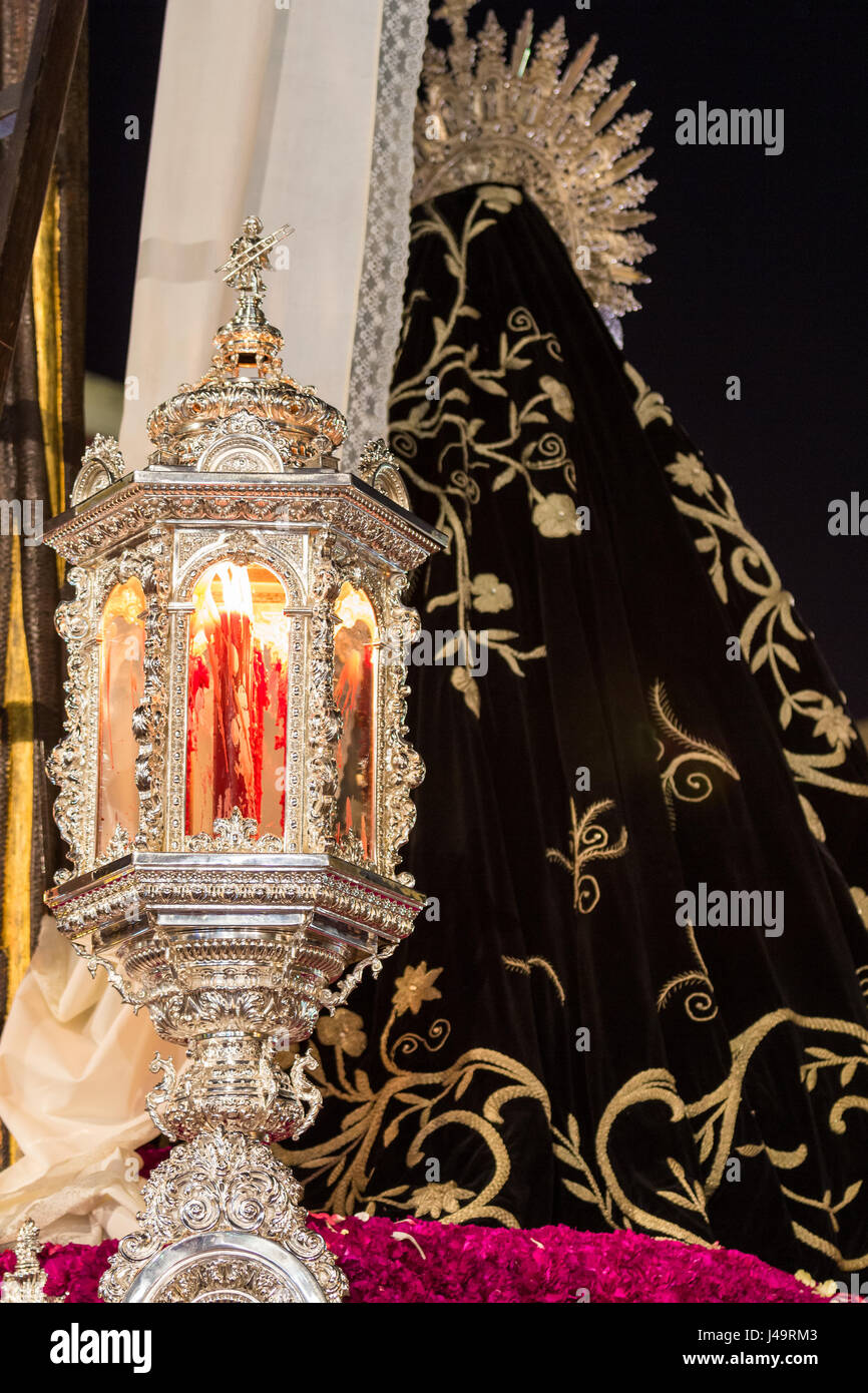 La Settimana Santa a San Fernando, Cadiz, Spagna. Dettaglio del passaggio della confraternita della carità durante la processione di Pasqua Foto Stock