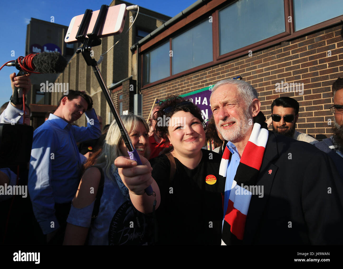 Leader laburista Jeremy Corbyn prende un selfie con un sostenitore dopo aver fatto un discorso sulla campagna elettorale trail a Rotherham. Foto Stock