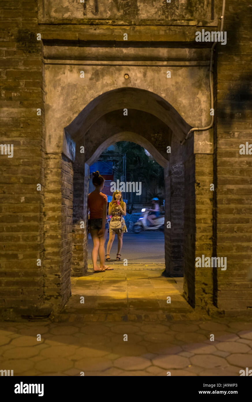 HANOI, VIETNAM - CIRCA NEL SETTEMBRE 2014: giovani donne vietnamita al lago Hoan Kiem di notte ad Hanoi, Vietnam. Foto Stock
