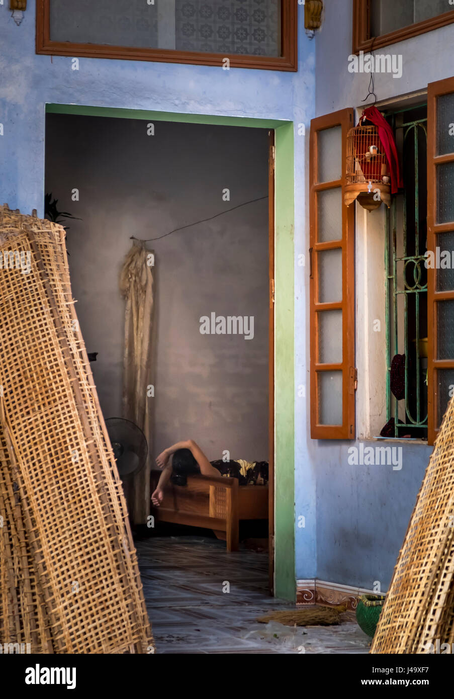VAN HA, VIETNAM - CIRCA NEL SETTEMBRE 2014: Donna prendendo un pisolino dentro casa sua a Lang Gom Tho ha villaggio. Il villaggio appartiene alla Van Ha comune Foto Stock