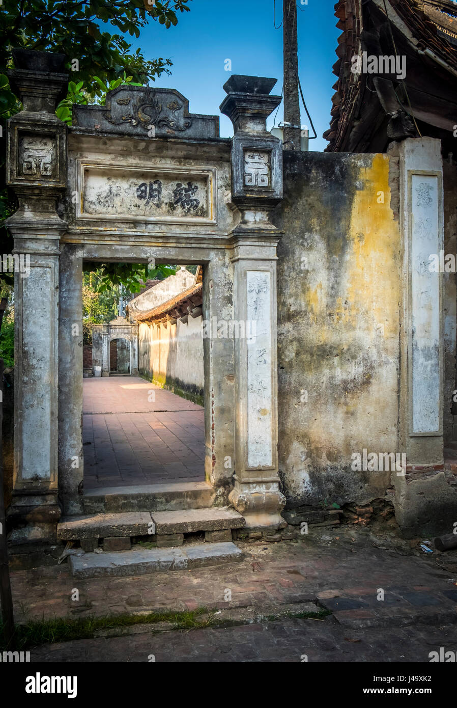 VAN HA, VIETNAM - CIRCA NEL SETTEMBRE 2014: Tempio all'Lang Gom Tho ha villaggio. Il villaggio appartiene alla Van Ha comune è situato a 50km da Foto Stock