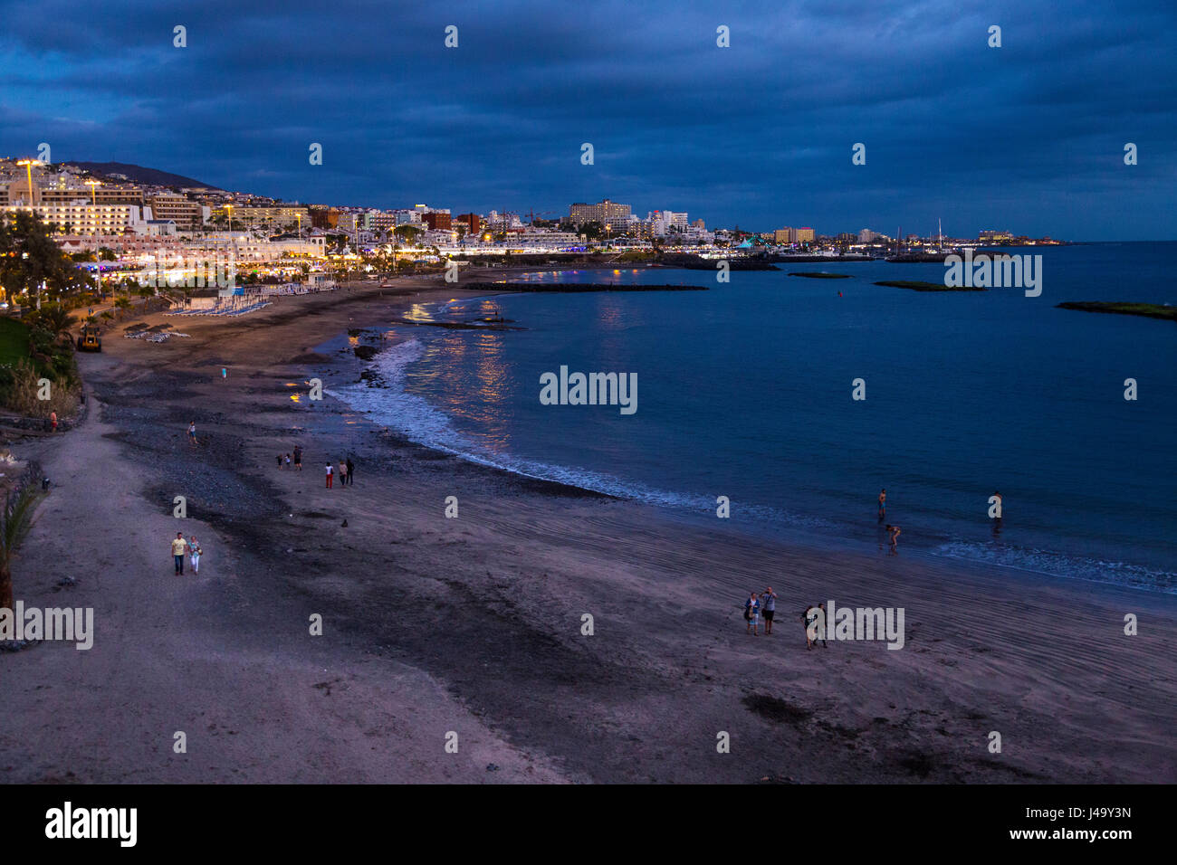 Tenerife durante la notte con la Playa de las Americas in background, Spagna Foto Stock