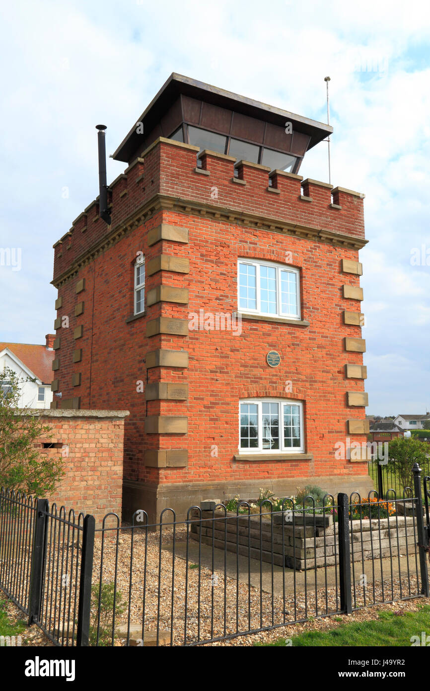 Ex della capitaneria di porto della torre di vedetta e Marconi di guerra post ascolto, su una scogliera costiera, Hunstanton NORFOLK REGNO UNITO, strumentale nella posizione di tracciatura Foto Stock