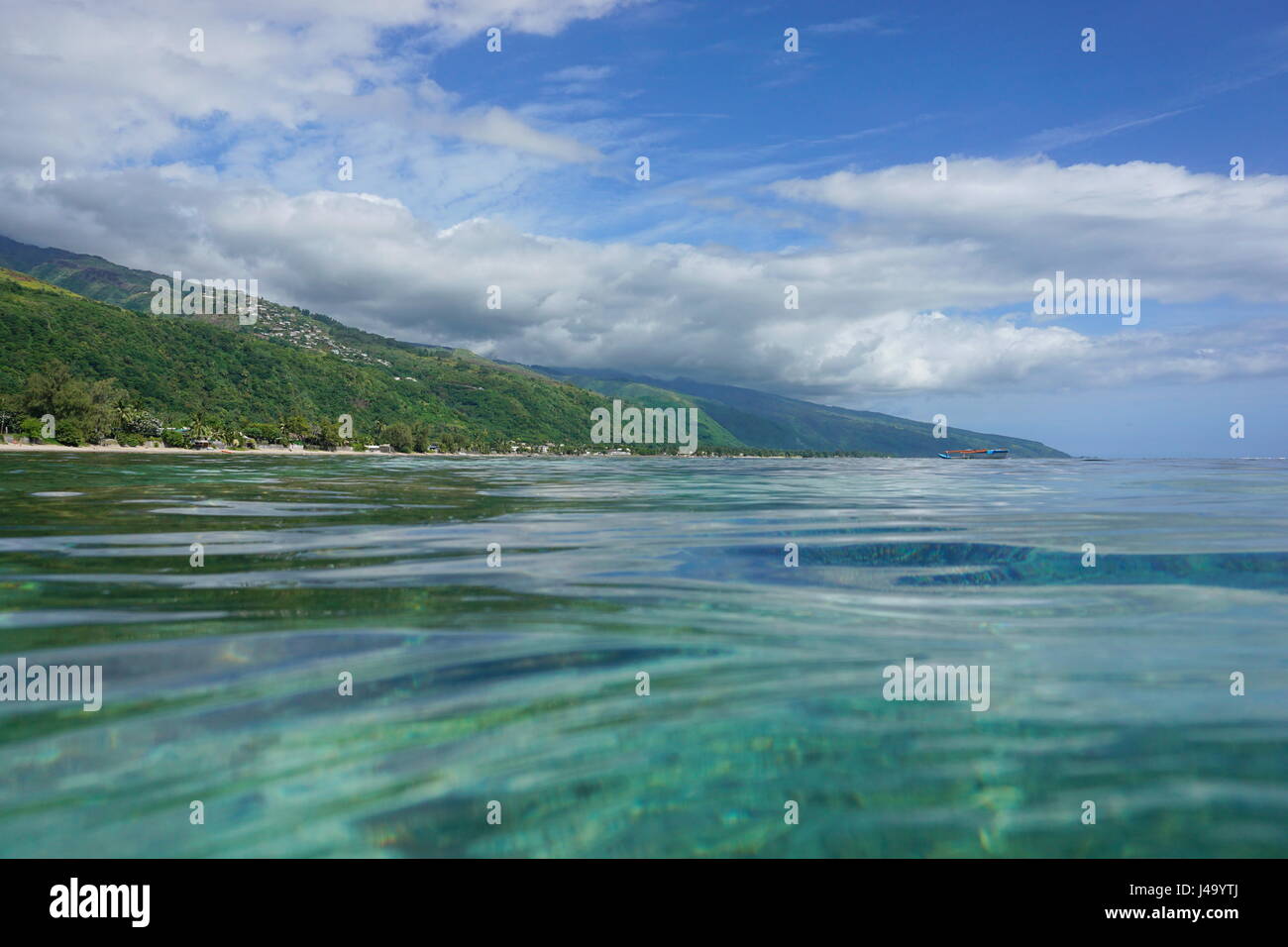 Tahiti isola il paesaggio costiero visto dalla superficie del mare nella laguna, costa ovest vicino a PUNAAUIA, Polinesia francese, oceano pacifico del sud Foto Stock