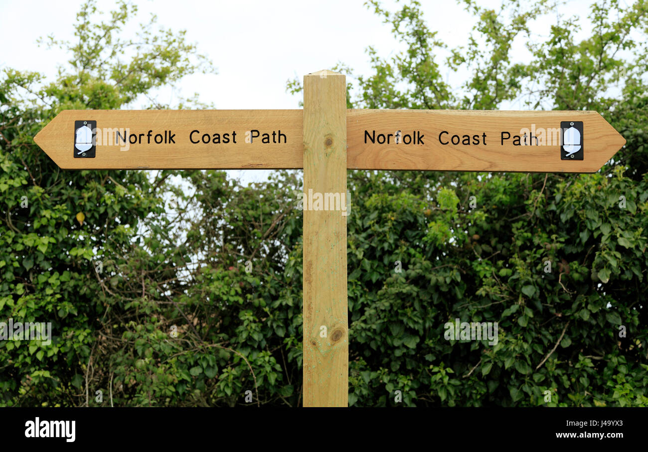 Norfolk Coast Path segno, segnavia, direzione post, Acorn Trust, sentiero costiero, Thornham Norfolk, Regno Unito Foto Stock