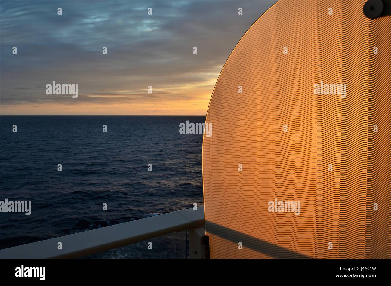 Vista del tramonto sul balcone. Crociera attraverso i Caraibi. Foto Stock