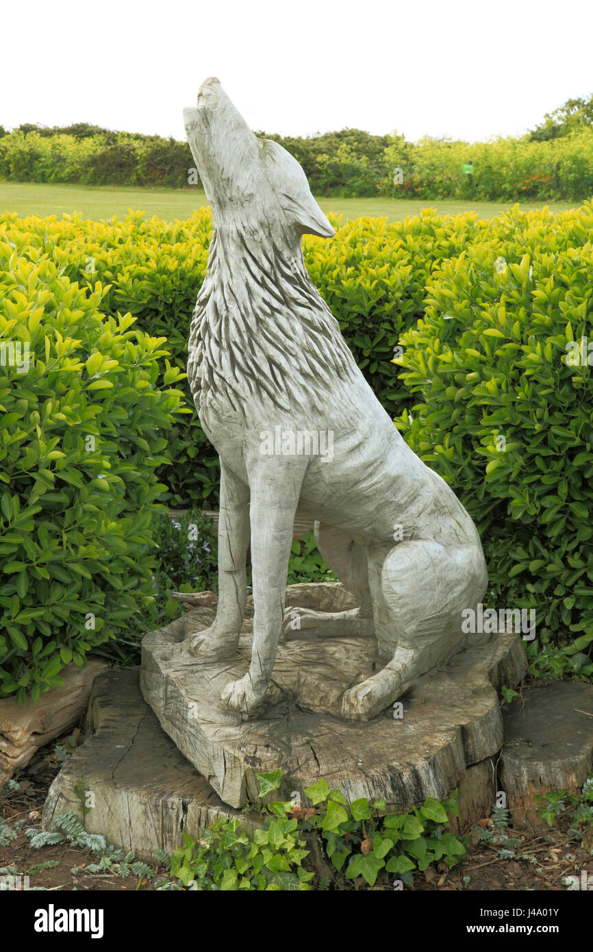 Old Hunstanton, Monumento al leggendario Wolf che custodiva San Edmund la testa tagliata. In quercia intagliata in legno, figura, Norfolk England Regno Unito Foto Stock