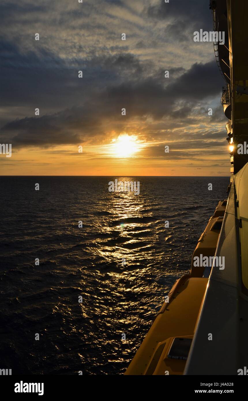 Vista del tramonto sul balcone. Crociera attraverso i Caraibi. Foto Stock