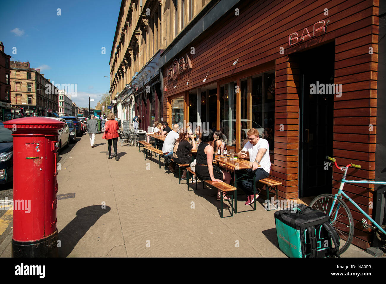 Godendo il sole presso il Bar Soba su Byres Road, Glasgow Foto Stock