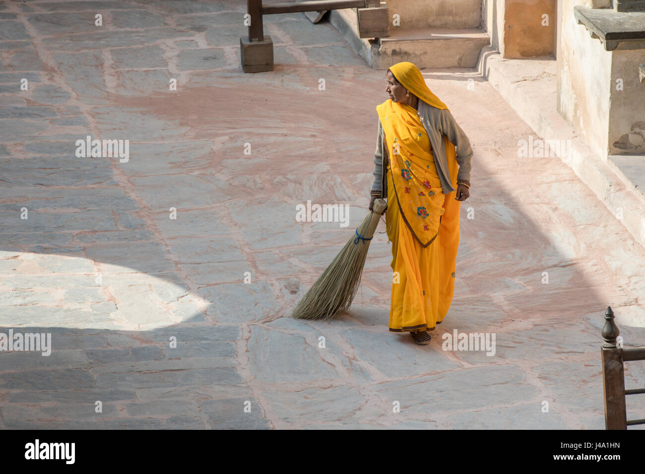 Jaipur, India - donna indiana a piedi in strada con ance in Forte Amber Foto Stock
