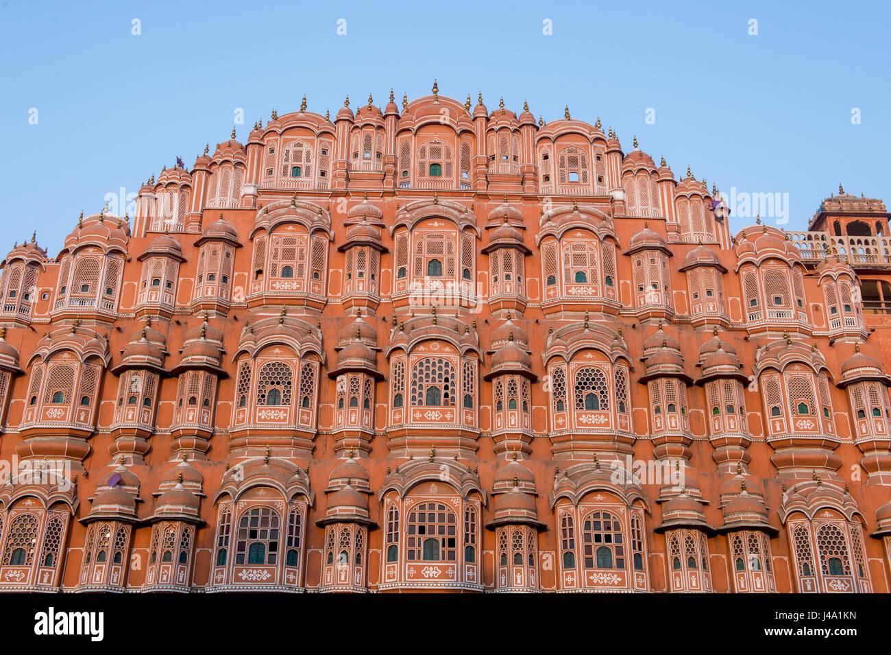 Hawa Mahal o "Palazzo della brezza' a Jaipur, India. Il palazzo è stato costruito in modo tale che il royal le donne potevano osservare gli eventi di strada senza essere visto. Foto Stock