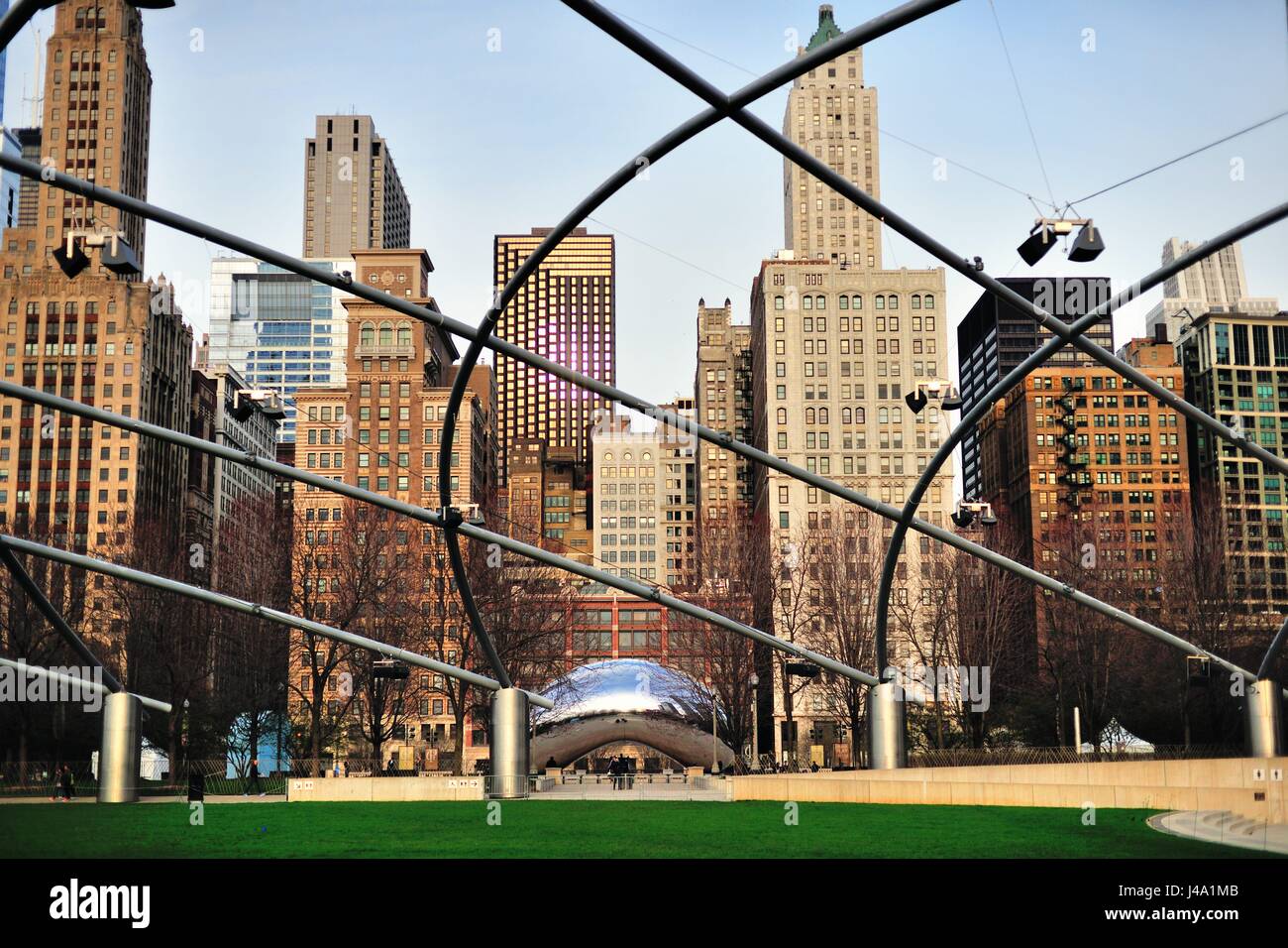 Una piccola porzione del venerabile Michigan Avenue skyline lungo il Millennium Park. Chicago, Illinois, Stati Uniti d'America. Foto Stock