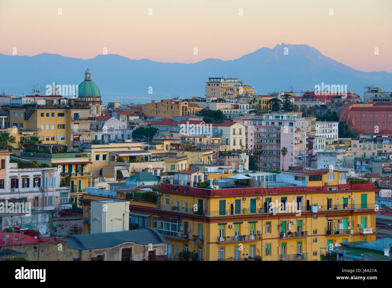 Vista della bellissima città vecchia di Napoli al crepuscolo. Italia Foto Stock