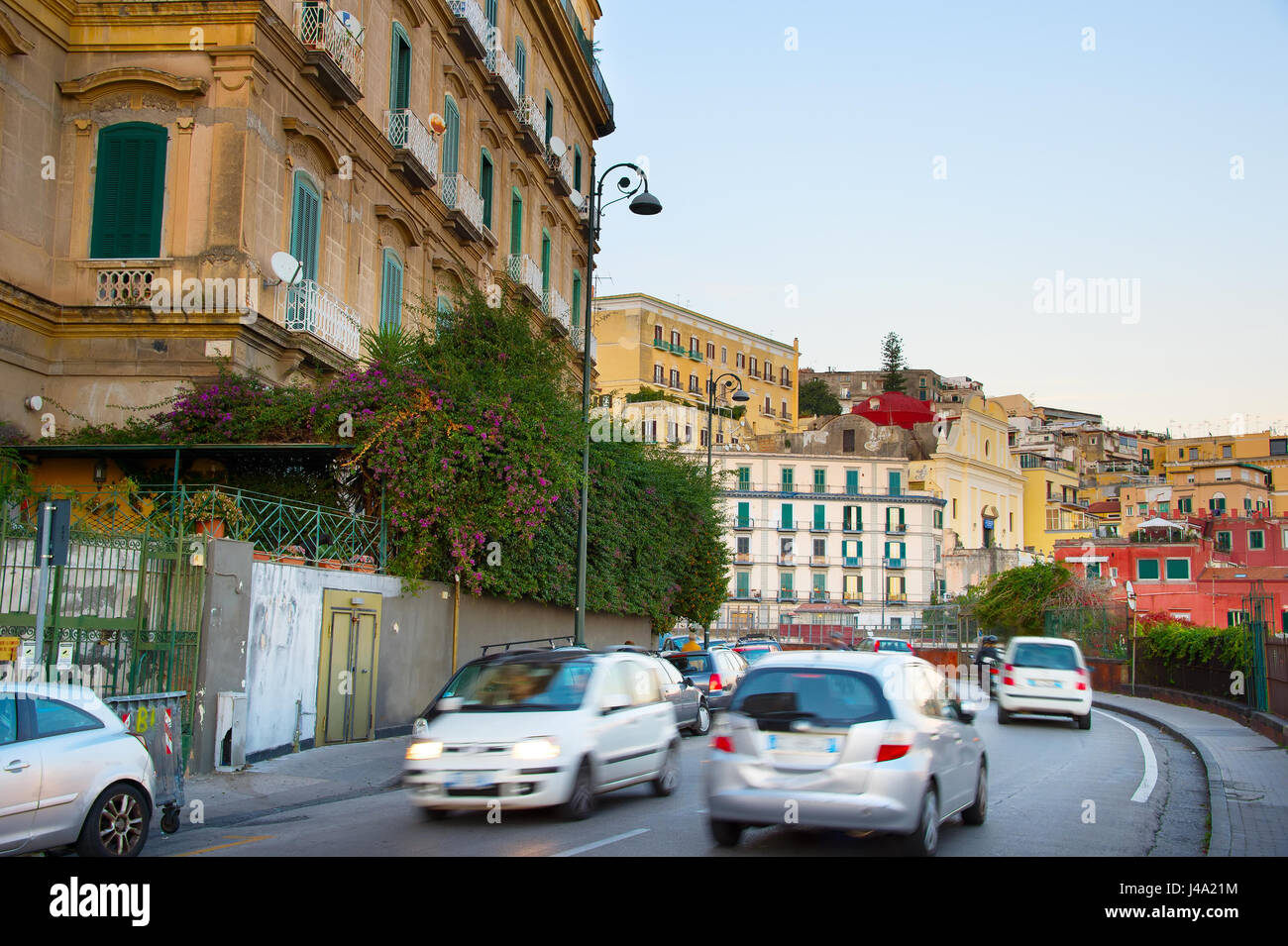 Speedy il traffico su una strada di Napoli al crepuscolo. Italia Foto Stock