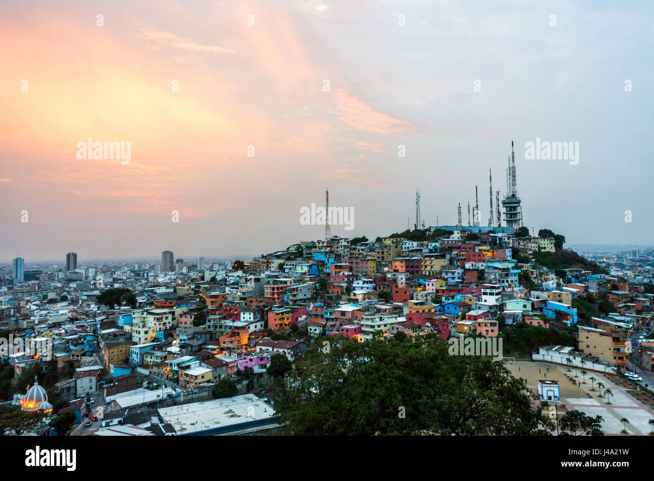 Foto panoramica della città di Guayaquil al tramonto, Ecuador, Sud America Foto Stock