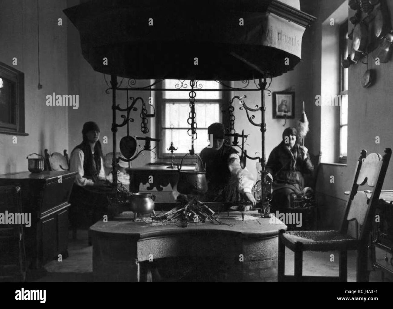 Polentazubereitung si riferisce alla preparazione tradizionale della polenta, un piatto a base di farina di mais, spesso associato alla cucina italiana. Viene tipicamente cucinato con acqua o brodo e può essere servito in varie forme, come cremoso o sodo. Foto Stock