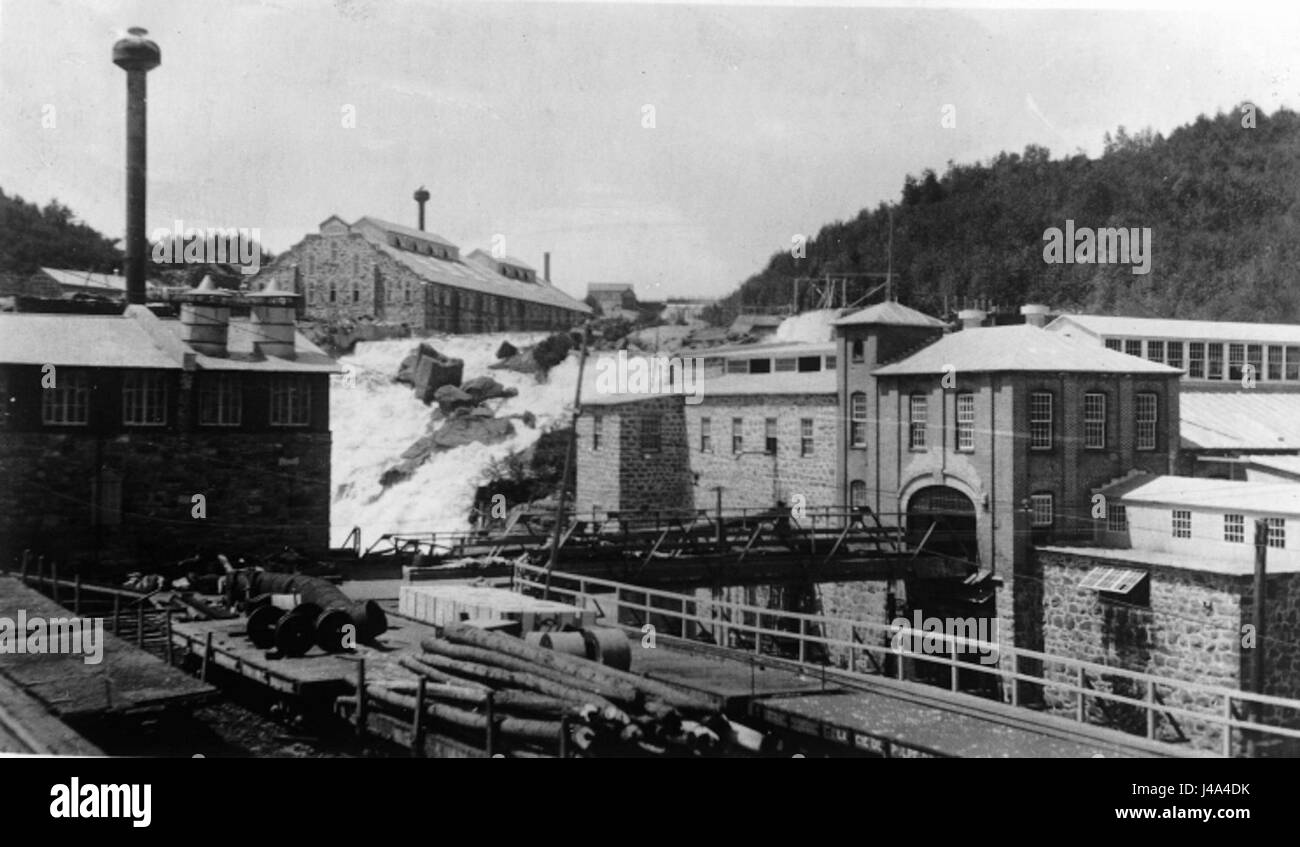 La Pulperie de Chicoutimi, fondata nel 1900, era un importante sito industriale in Canada, particolarmente noto per il suo ruolo nell'industria della pasta e della carta durante i primi anni del XX secolo. Foto Stock
