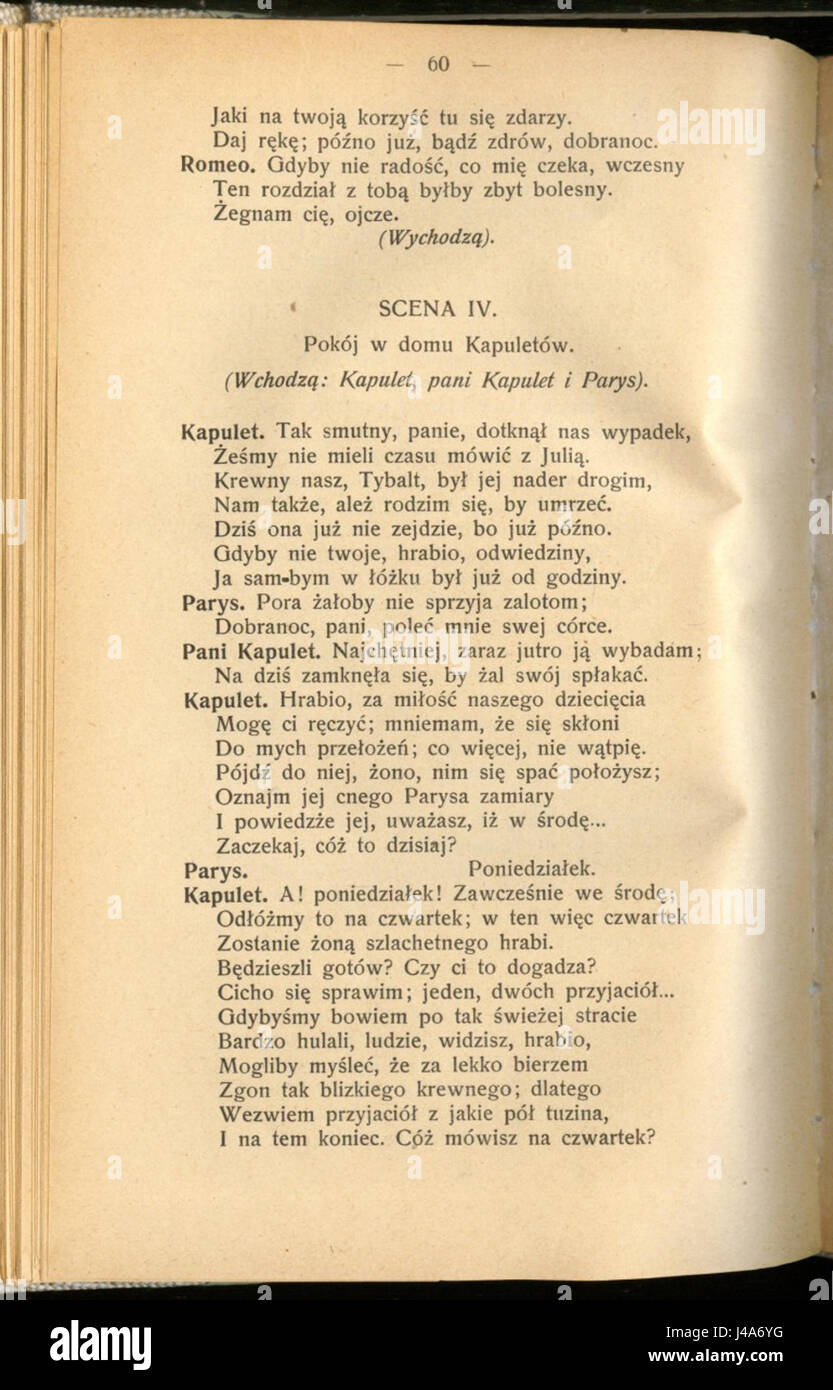 Un'immagine tratta da una produzione di "Romeo e Giulietta" di William Shakespeare, che cattura una scena di una delle più famose opere drammatiche del mondo, concentrandosi sulla tragica storia d'amore. Foto Stock