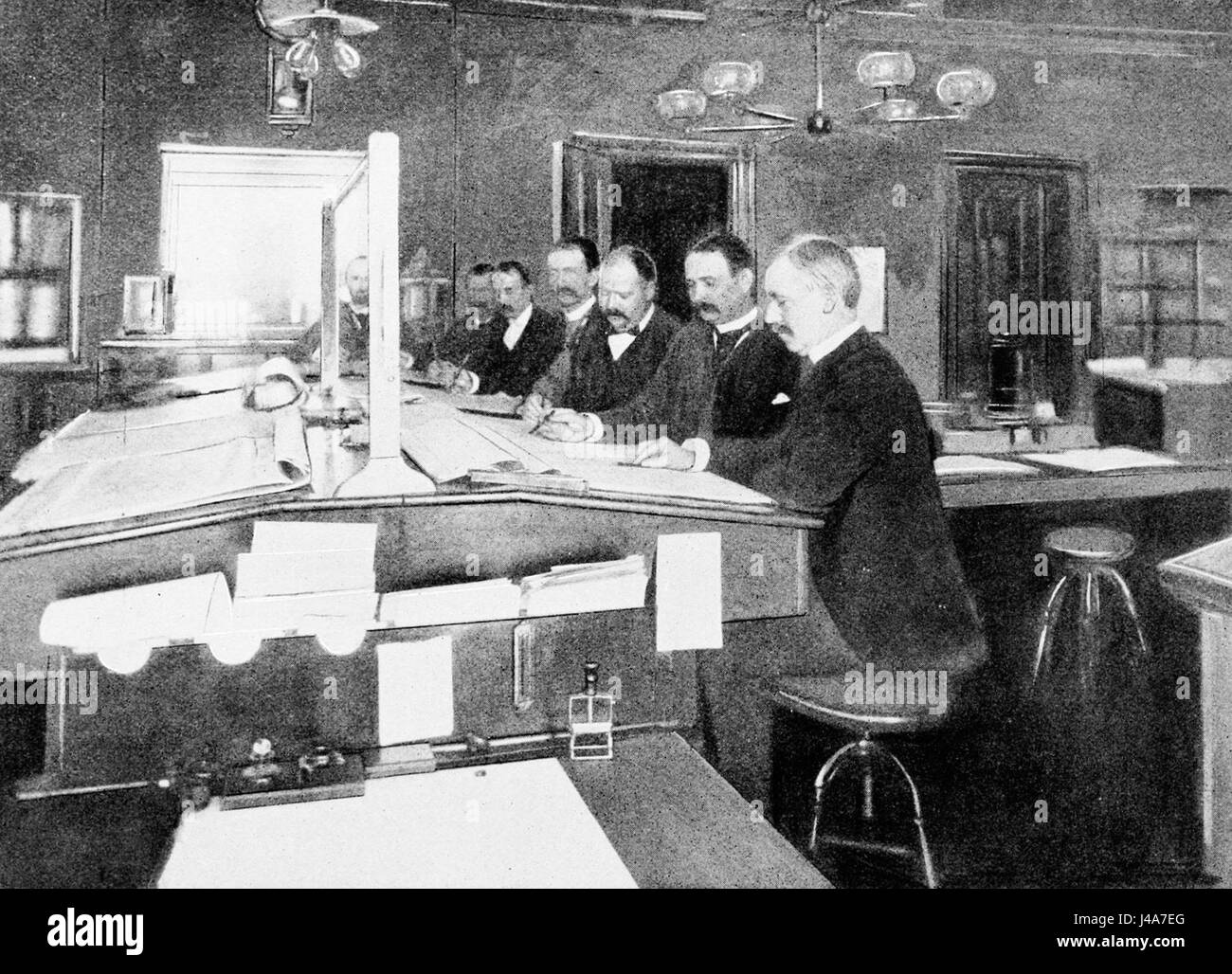 Questa immagine mostra le previsioni meteorologiche che lavorano a Washington, D.C., come parte del processo scientifico alla base della previsione meteorologica e dell'analisi meteorologica. Sottolinea il ruolo dei professionisti nelle previsioni e negli studi sul clima. Foto Stock