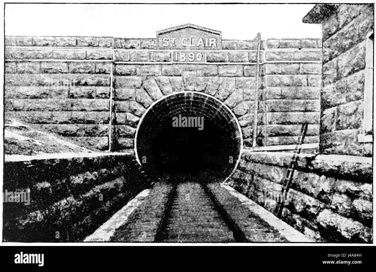 Questa immagine raffigura l'ingresso al tunnel di St. Clair, un monumento storico di ingegneria. Il tunnel, situato in Canada, ha svolto un ruolo significativo nella storia dei trasporti, in particolare nello sviluppo delle ferrovie. Foto Stock