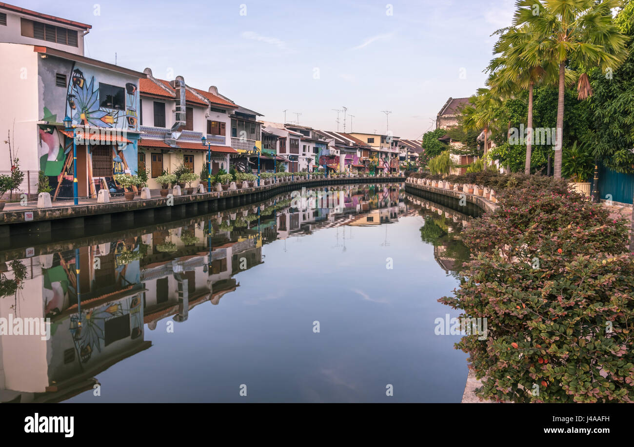 Case colorate sulla riva del fiume nel centro storico di Malacca, Malaysia Foto Stock