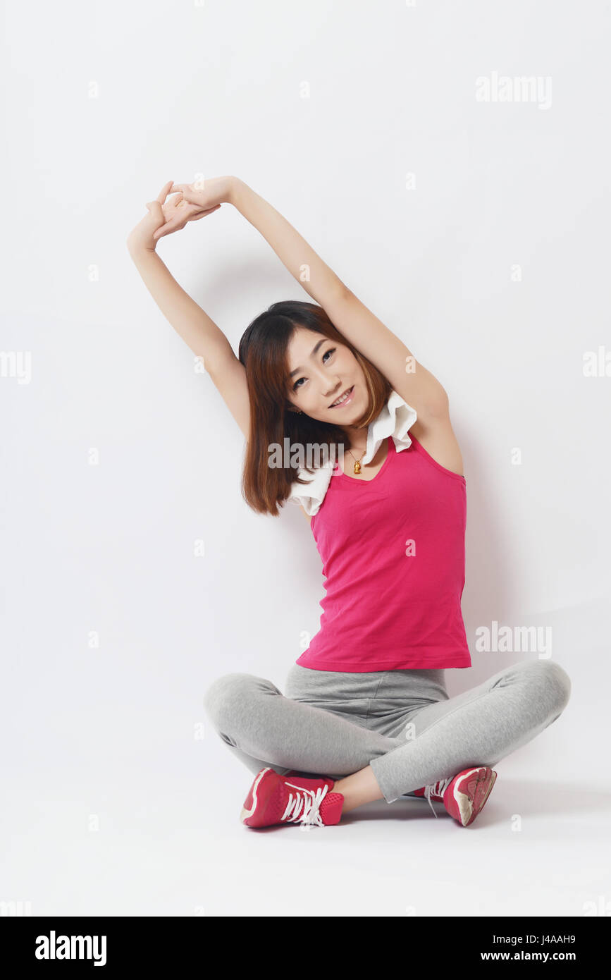 La ragazza ritratto fitness isolato su uno sfondo bianco Foto Stock