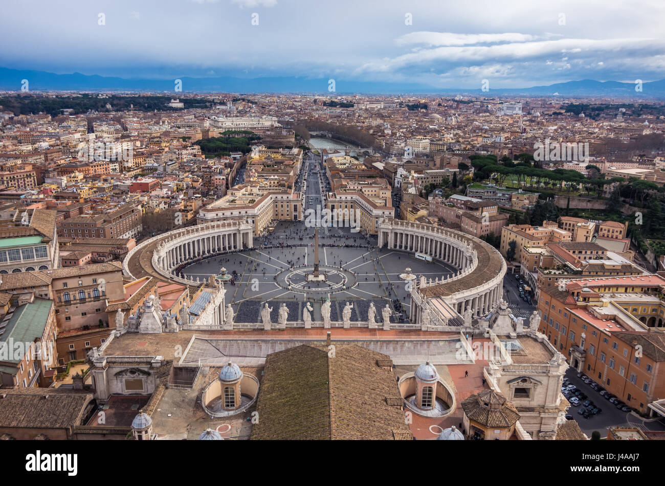 Piazza San Pietro visto dalla cupola della Basilica di San Pietro in Vaticano. Foto Stock