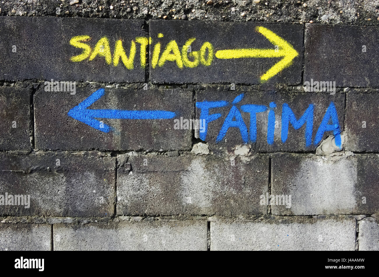 Le frecce sul portoghese Camino de Santiago percorso del pellegrinaggio. Foto Stock