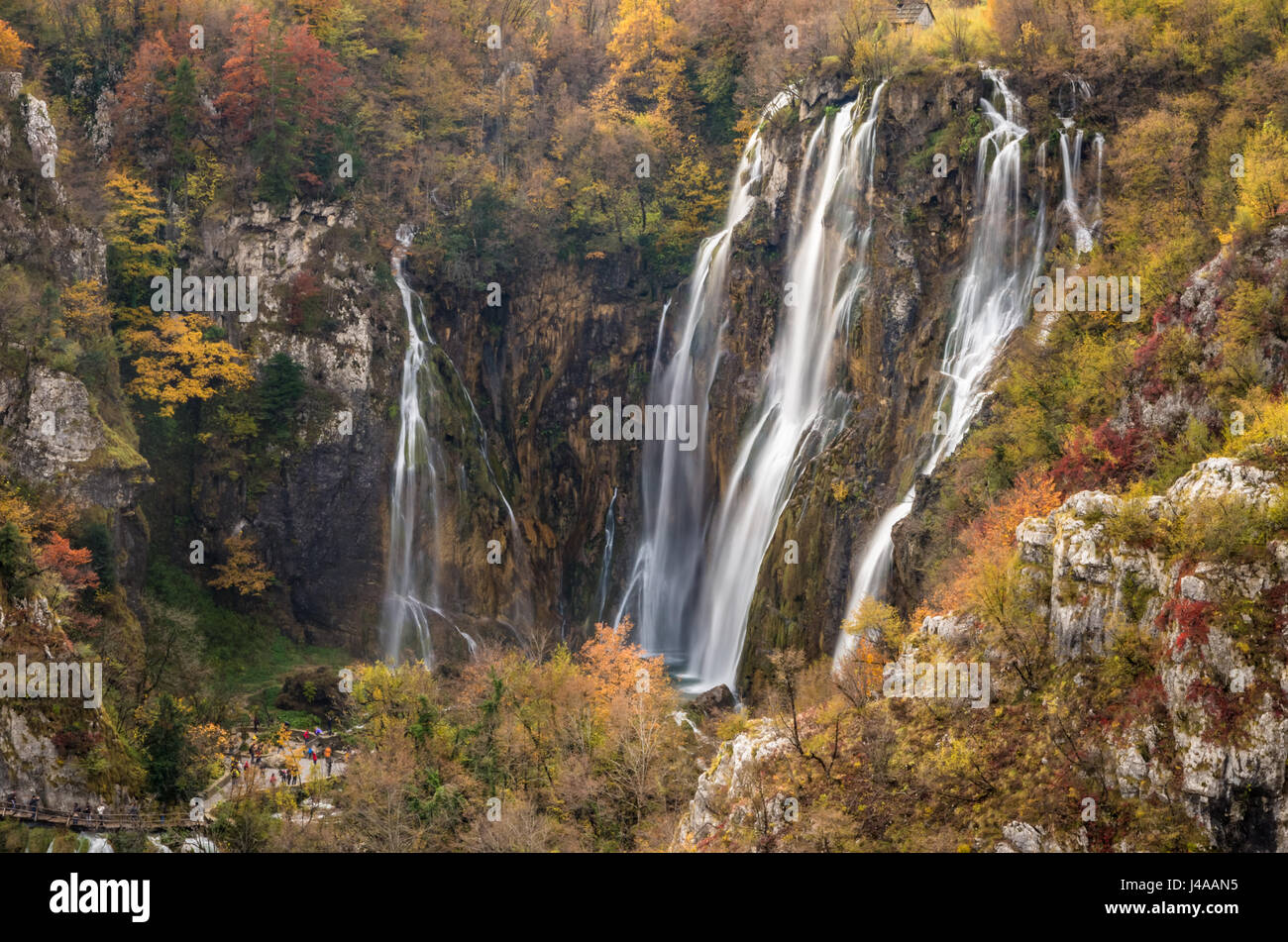 Veduta autunnale di Veliki Slap (Grande Cascata) nel Parco Nazionale di Plitvice, Croazia. Foto Stock