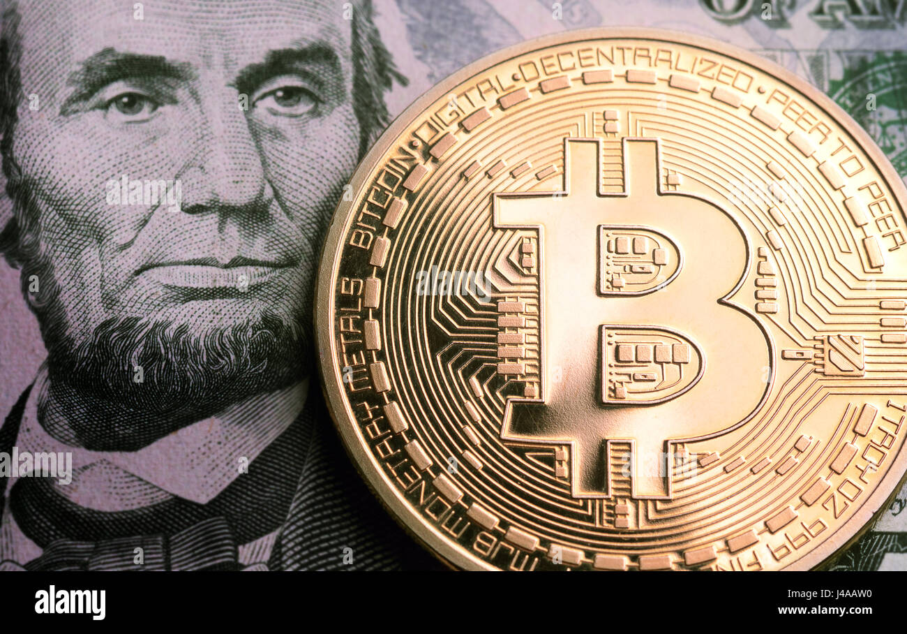 Bitcoin su cinque dollar banconota. Concetto di trading Foto Stock