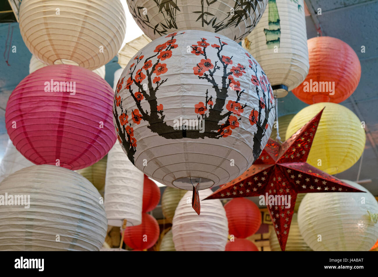 Colorati cinese lanterne di carta per la vendita in Chinatown, Vancouver,  British Columbia, Canada Foto stock - Alamy