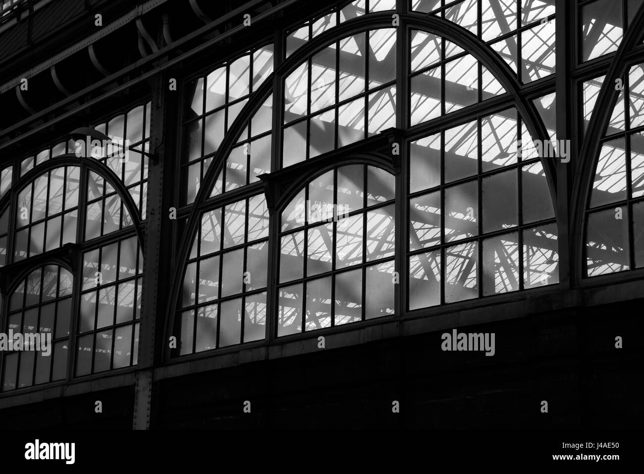 Finestra laterale per le principali piattaforme presso la stazione di Waterloo, Waterloo, London, Regno Unito Foto Stock