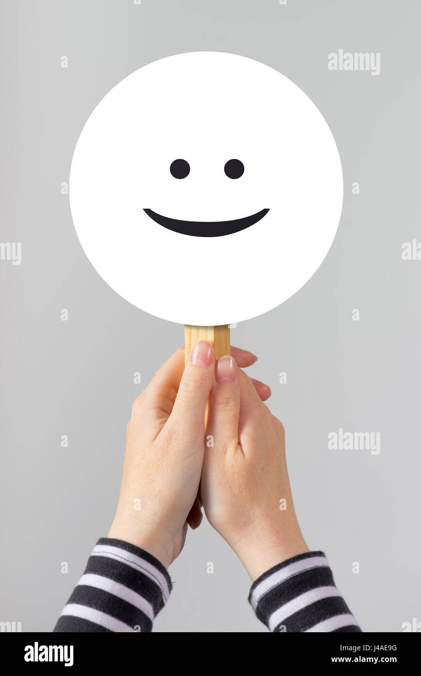Donna felice con emoticon, casual donna allegra in posa per la felicità e gioia concept Foto Stock
