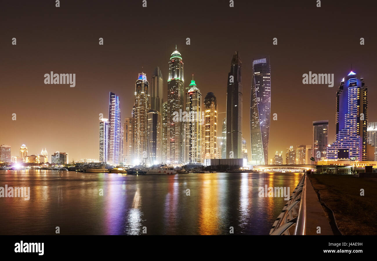 Dubai waterfront skyline notturno, Emirati Arabi Uniti. Foto Stock