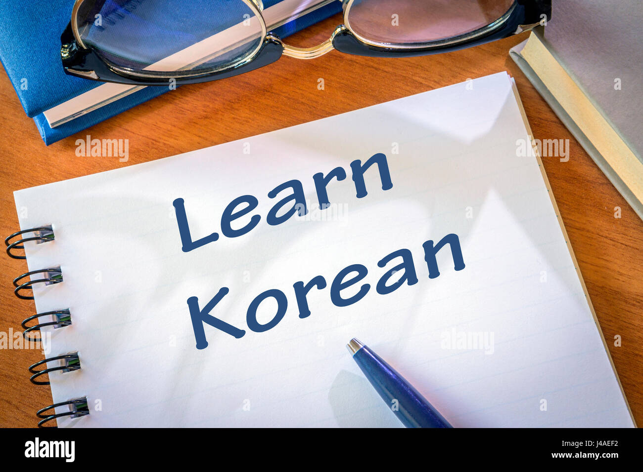 Imparare il coreano scritto in un blocco note. Il concetto di istruzione Foto Stock