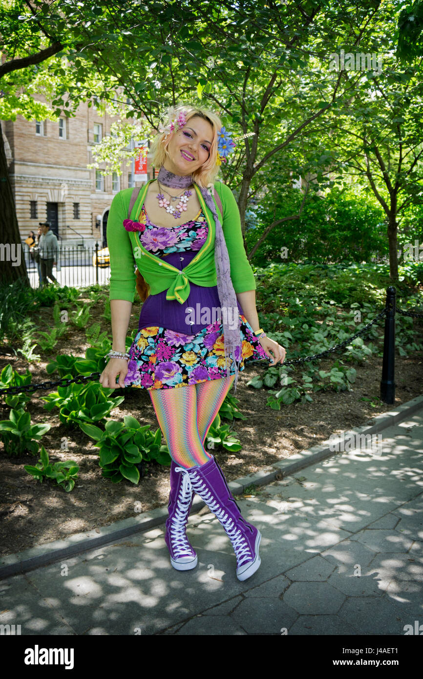 Una giovane e bella donna con il suo proprio stile unico in un colorato vestito in Washington Square Park nel Greenwich Village di New York City. Foto Stock