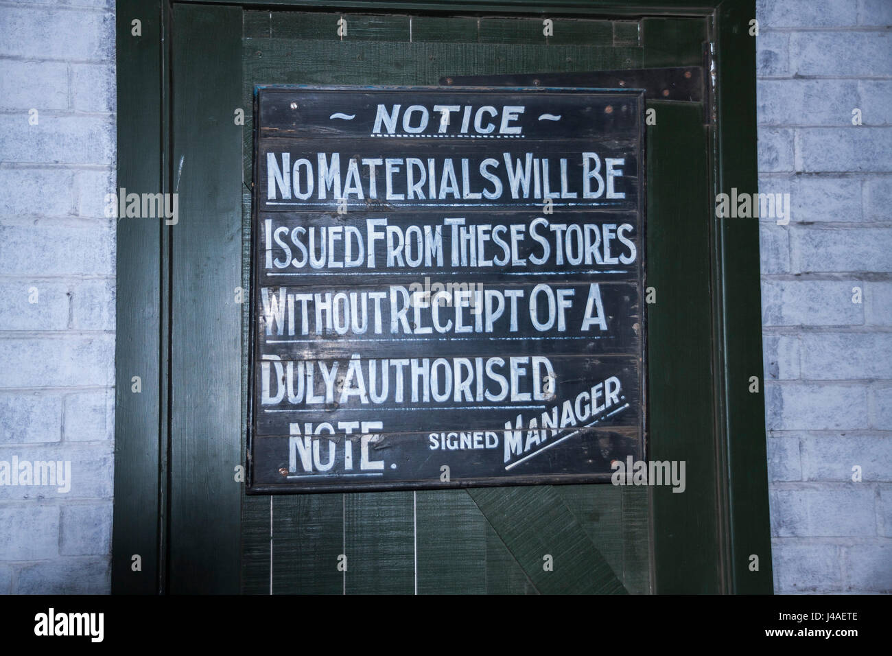 Un cartello sulla porta a le attrezzature minerarie store presso il museo Beamish,l'Inghilterra,UK Foto Stock