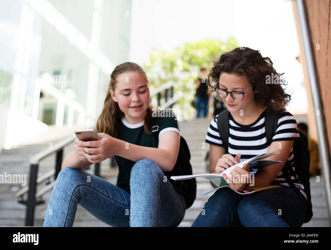 Gli studenti le ragazze seduta sulla scala Foto Stock