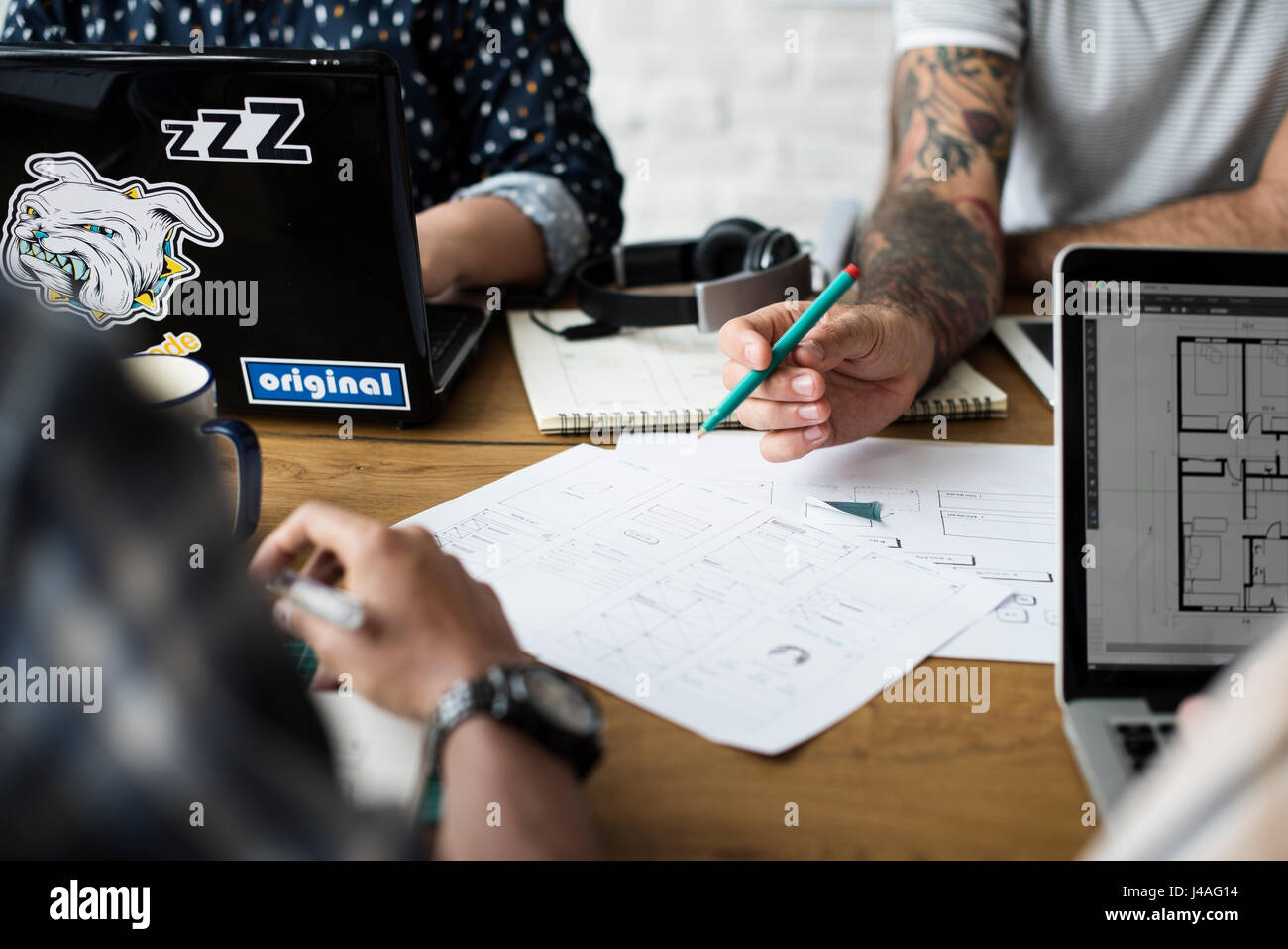 Gruppo di colleghi persone il brainstorming Foto Stock