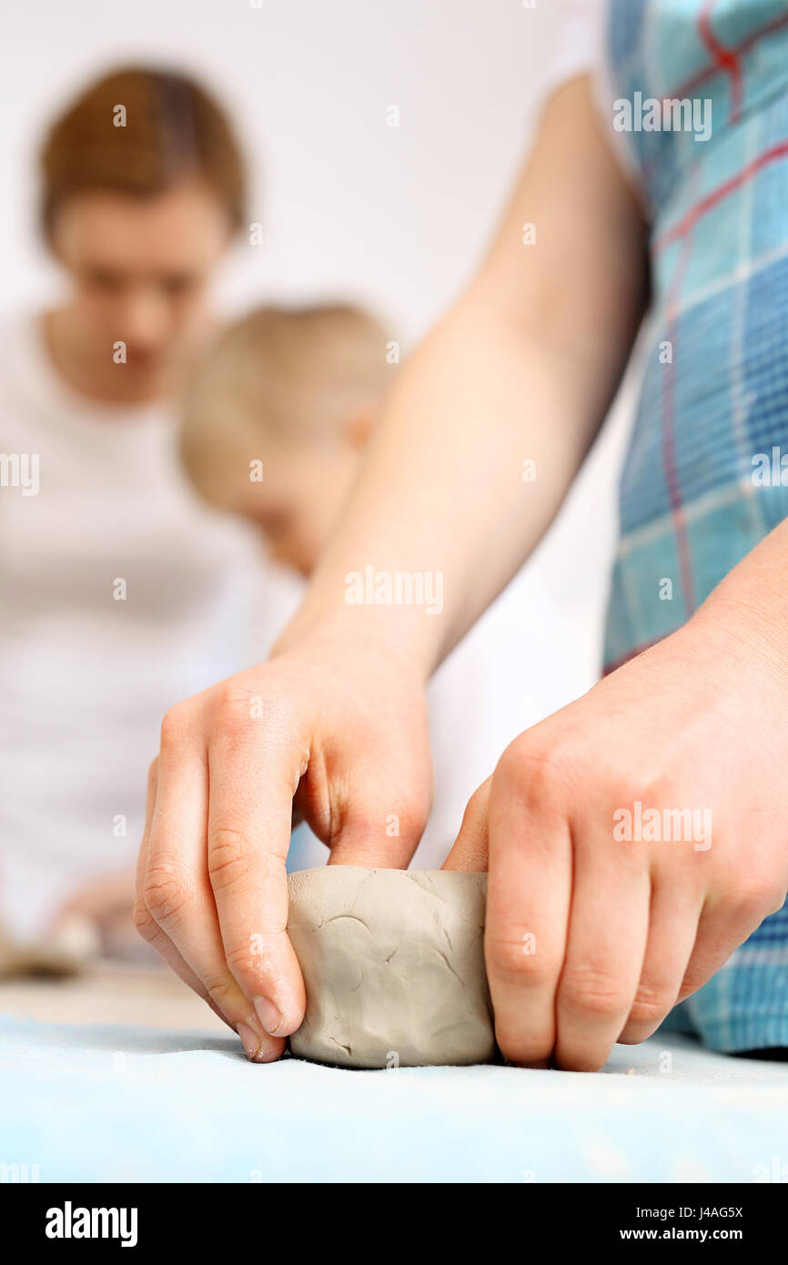 Le classi di animazione per i bambini, ceramica e argilla argilla bambini dall'argilla in studio della ceramica artistica Foto Stock