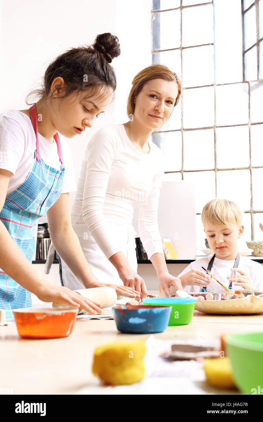 Le classi di animazione per i bambini, ceramica e argilla argilla bambini dall'argilla in studio della ceramica artistica Foto Stock