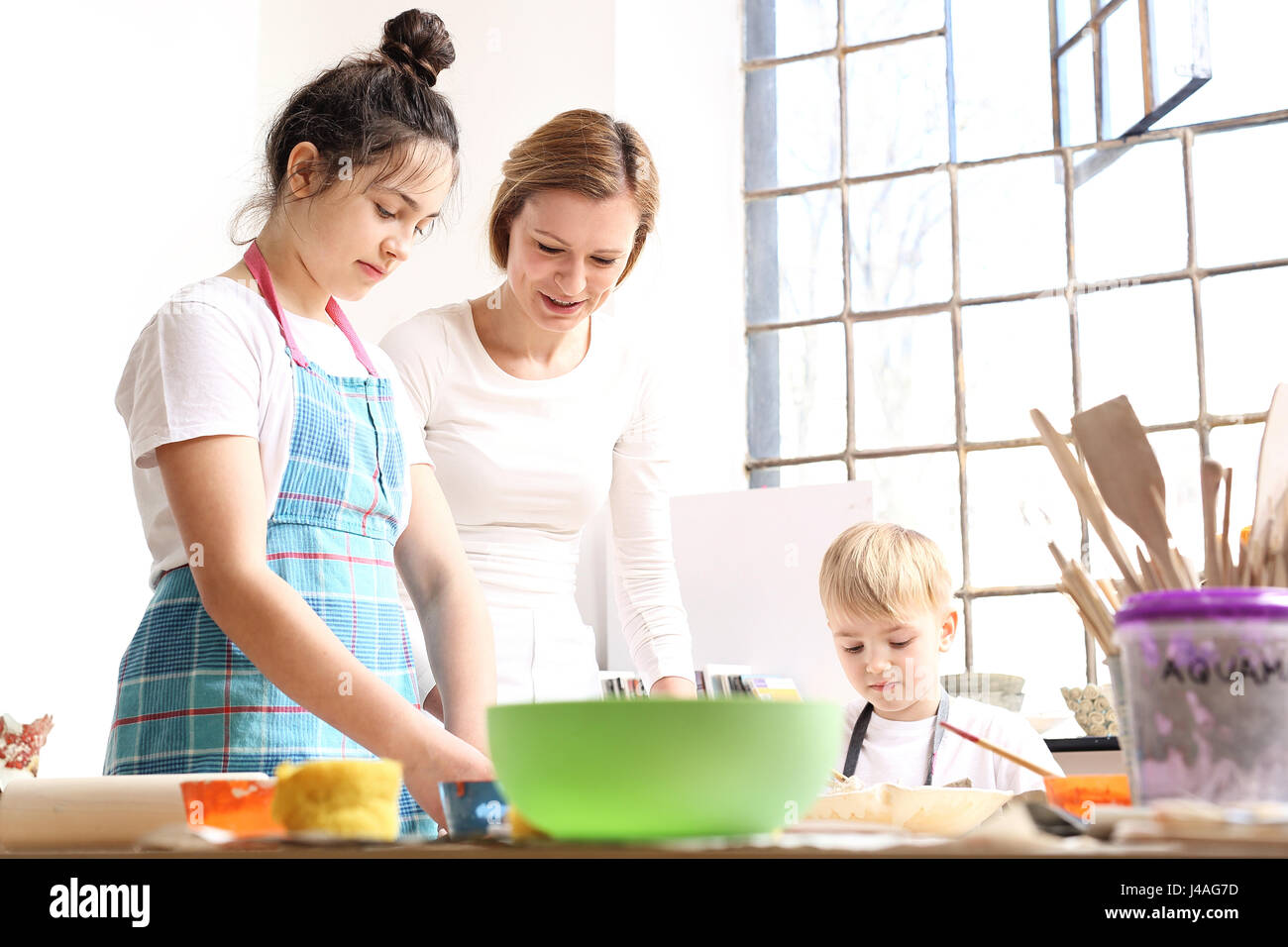 Le classi di animazione per i bambini, ceramica e argilla argilla bambini dall'argilla in studio della ceramica artistica Foto Stock