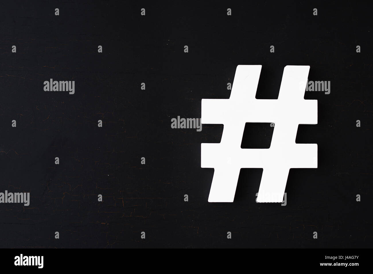 Hashtag simbolo segno su sfondo nero Foto Stock