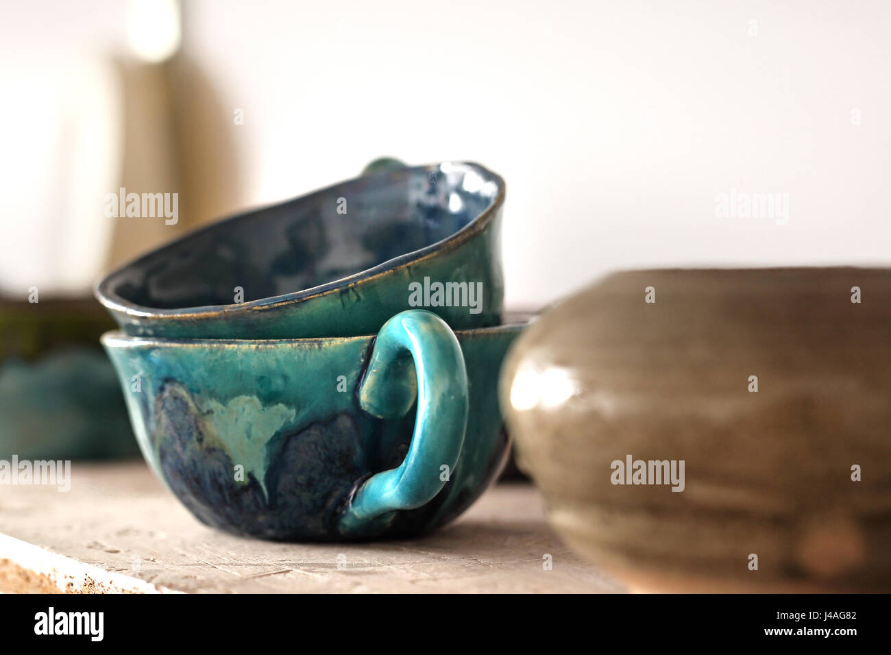 La ceramica. Ceramiche Artistiche. Vetro ceramico. Piatti a base di argilla laboratorio di ceramiche artistiche. Foto Stock